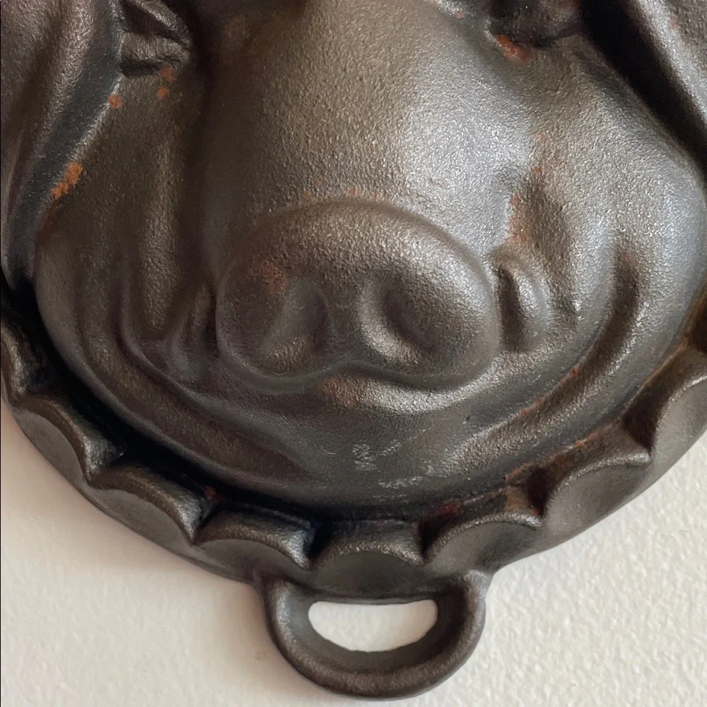 VINTAGE Rustic Cast Iron Pig Head Mold Baking Pan